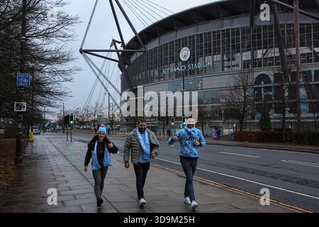 Man City Fans außerhalb des Etihad Stadions während des Premier League Spiels Manchester City gegen Sunderland im Etihad Stadium, Manchester, Großbritannien, 6. Dezember 2025 (Foto: Mark Cosgrove/News Images) *** GER AUT SUI OUT *** Stockfoto