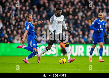 Derby, Großbritannien. Dezember 2025. Bobby Decordova-Reid aus Leicester City greift Patrick Agyemang aus Derby County während des Sky Bet Championship Matches Derby County gegen Leicester City im Pride Park Stadium, Derby, Großbritannien, 6. Dezember 2025 (Foto: Maynard Manyowa/News Images) *** GER AUT SUI OUT *** in Derby, Großbritannien am 12.06.2025. (Foto: Maynard Manyowa/News Images/SIPA USA) Credit: SIPA USA/Alamy Live News Stockfoto