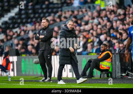 Derby, Großbritannien. Dezember 2025. Derby County Manager John Eustace geht zurück in Richtung der Ausgrabung während des Sky Bet Championship Matches Derby County gegen Leicester City im Pride Park Stadium, Derby, Großbritannien, 6. Dezember 2025 (Foto: Maynard Manyowa/News Images) *** GER AUT SUI OUT *** in Derby, Großbritannien am 12.06.2025. (Foto: Maynard Manyowa/News Images/SIPA USA) Credit: SIPA USA/Alamy Live News Stockfoto