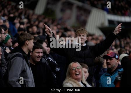 Derby, Großbritannien. Dezember 2025. Derby-Fans feiern ihr Team, das 1-3 beim Sky Bet Championship Match Derby County gegen Leicester City am 6. Dezember 2025 im Pride Park Stadium, Derby, Großbritannien, ein Tor erzielt hat (Foto: Maynard Manyowa/News Images) *** GER AUT SUI OUT *** in Derby, Großbritannien am 12.2025. (Foto: Maynard Manyowa/News Images/SIPA USA) Credit: SIPA USA/Alamy Live News Stockfoto
