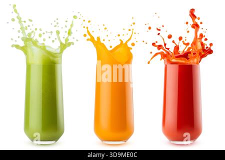 Helle Gemüsesäfte in verschiedenen Farben mit dynamischen Spritzern, fliegende Tropfen in Gläsern, isoliert auf weißem Hintergrund. Karottensaft, Tomatensaft, Spinatsaft. Sortiment mit drei Gläsern. Stockfoto