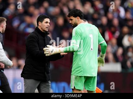 Arsenal-Manager Mikel Arteta (links) spricht mit Arsenal-Torhüter David Raya während des Premier League-Spiels im Villa Park, Birmingham. Bilddatum: Samstag, 6. Dezember 2025. Stockfoto