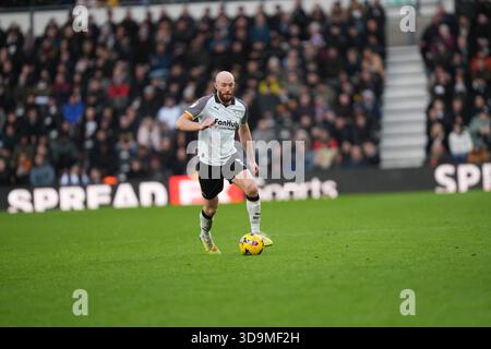 Derby, Großbritannien. Dezember 2025. Matthew Clarke aus Derby County dribbelt beim Sky Bet Championship Match Derby County gegen Leicester City im Pride Park Stadium, Derby, Großbritannien, 6. Dezember 2025 (Foto: Maynard Manyowa/News Images) *** GER AUT SUI OUT *** in Derby, Großbritannien am 12.06.2025. (Foto: Maynard Manyowa/News Images/SIPA USA) Credit: SIPA USA/Alamy Live News Stockfoto