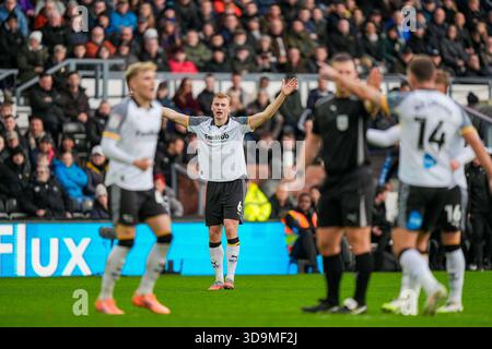 Derby, Großbritannien. Dezember 2025. Derby County Spieler wetteifern eine Schiedsrichterentscheidung während des Sky Bet Championship Matches Derby County gegen Leicester City im Pride Park Stadium, Derby, Vereinigtes Königreich, 6. Dezember 2025 (Foto: Maynard Manyowa/News Images) *** GER AUT SUI OUT *** in Derby, Vereinigtes Königreich am 12.06.2025. (Foto: Maynard Manyowa/News Images/SIPA USA) Credit: SIPA USA/Alamy Live News Stockfoto