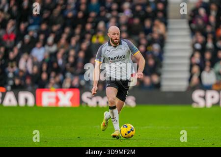 Derby, Großbritannien. Dezember 2025. Matthew Clarke aus Derby County dribbelt beim Sky Bet Championship Match Derby County gegen Leicester City im Pride Park Stadium, Derby, Vereinigtes Königreich, 6. Dezember 2025 (Foto: Maynard Manyowa/News Images) *** GER AUT SUI OUT *** in Derby, Vereinigtes Königreich am 12.06.2025. (Foto: Maynard Manyowa/News Images/SIPA USA) Credit: SIPA USA/Alamy Live News Stockfoto