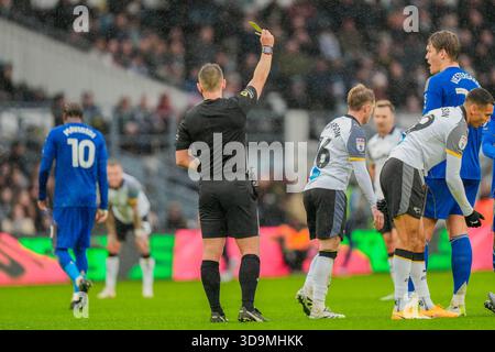 Derby, Großbritannien. Dezember 2025. Liam Thompson aus Derby County zeigt eine gelbe Karte während des Sky Bet Championship Matches Derby County gegen Leicester City im Pride Park Stadium, Derby, Großbritannien, 6. Dezember 2025 (Foto: Maynard Manyowa/News Images) *** GER AUT SUI OUT *** in Derby, Großbritannien am 12.06.2025. (Foto: Maynard Manyowa/News Images/SIPA USA) Credit: SIPA USA/Alamy Live News Stockfoto