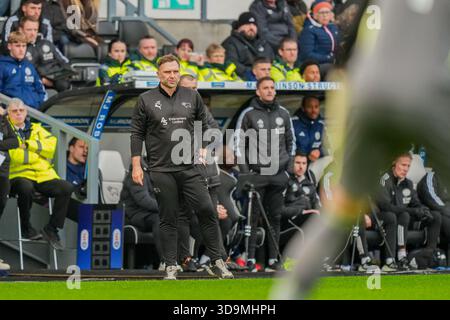 Derby, Großbritannien. Dezember 2025. Derby County Manager John Eustace beobachtet während des Sky Bet Championship Matches Derby County gegen Leicester City im Pride Park Stadium, Derby, Großbritannien, 6. Dezember 2025 (Foto: Maynard Manyowa/News Images) *** GER AUT SUI OUT *** in Derby, Großbritannien am 12.6.2025. (Foto: Maynard Manyowa/News Images/SIPA USA) Credit: SIPA USA/Alamy Live News Stockfoto