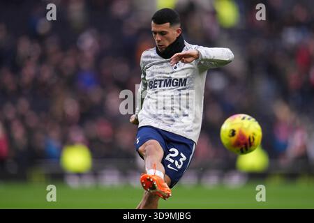 Pedro Porro von Tottenham Hotspur vor dem Premier League Spiel Tottenham Hotspur gegen Brentford im Tottenham Hotspur Stadium, London, Großbritannien, 6. Dezember 2025 (Foto: Harvey Murphy/News Images) *** GER AUT SUI OUT *** Stockfoto