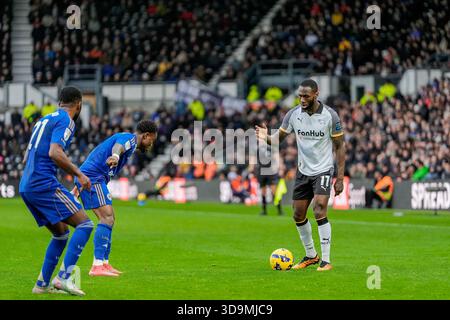 Derby, Großbritannien. Dezember 2025. Corey Blackett-Taylor aus Derby County dribbelt den Ball während des Sky Bet Championship Matches Derby County gegen Leicester City im Pride Park Stadium, Derby, Vereinigtes Königreich, 6. Dezember 2025 (Foto: Maynard Manyowa/News Images) *** GER AUT SUI OUT *** in Derby, Vereinigtes Königreich am 12.06.2025. (Foto: Maynard Manyowa/News Images/SIPA USA) Credit: SIPA USA/Alamy Live News Stockfoto