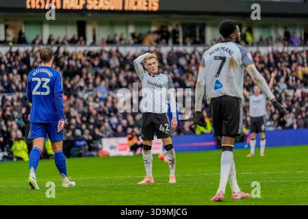 Derby, Großbritannien. Dezember 2025. Bobby Clark aus Derby County steht nach Derby Miss a Chance beim Sky Bet Championship Match Derby County gegen Leicester City im Pride Park Stadium, Derby, Großbritannien, 6. Dezember 2025 (Foto: Maynard Manyowa/News Images) *** GER AUT SUI OUT *** in Derby, Großbritannien am 12.06.2025. (Foto: Maynard Manyowa/News Images/SIPA USA) Credit: SIPA USA/Alamy Live News Stockfoto