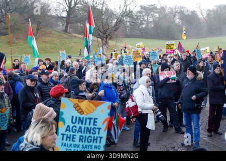 Falkirk, Schottland, Großbritannien. Dezember 2025. Demonstranten marschierten durch Falkirk im Rahmen der Kampagne „Falkirk für alle“, einer von der Gemeinde geführten Bewegung, die die Verlagerung von Flüchtlingen in das Cladhan Hotel unterstützte. Die Teilnehmer trafen sich, um Solidarität mit Asylbewerbern zu zeigen und Widerstand gegen ihre Unterbringung in der Stadt zu bekämpfen, indem sie Mitgefühl, Inklusion und ein einladendes Umfeld für diejenigen forderten, die Sicherheit suchen. Quelle: Jacob Hughes/Alamy Live News Stockfoto
