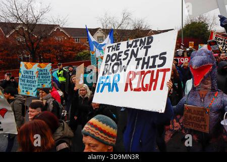 Falkirk, Schottland, Großbritannien. Dezember 2025. Demonstranten marschierten durch Falkirk im Rahmen der Kampagne „Falkirk für alle“, einer von der Gemeinde geführten Bewegung, die die Verlagerung von Flüchtlingen in das Cladhan Hotel unterstützte. Die Teilnehmer trafen sich, um Solidarität mit Asylbewerbern zu zeigen und Widerstand gegen ihre Unterbringung in der Stadt zu bekämpfen, indem sie Mitgefühl, Inklusion und ein einladendes Umfeld für diejenigen forderten, die Sicherheit suchen. Quelle: Jacob Hughes/Alamy Live News Stockfoto