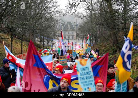 Falkirk, Schottland, Großbritannien. Dezember 2025. Demonstranten marschierten durch Falkirk im Rahmen der Kampagne „Falkirk für alle“, einer von der Gemeinde geführten Bewegung, die die Verlagerung von Flüchtlingen in das Cladhan Hotel unterstützte. Die Teilnehmer trafen sich, um Solidarität mit Asylbewerbern zu zeigen und Widerstand gegen ihre Unterbringung in der Stadt zu bekämpfen, indem sie Mitgefühl, Inklusion und ein einladendes Umfeld für diejenigen forderten, die Sicherheit suchen. Quelle: Jacob Hughes/Alamy Live News Stockfoto