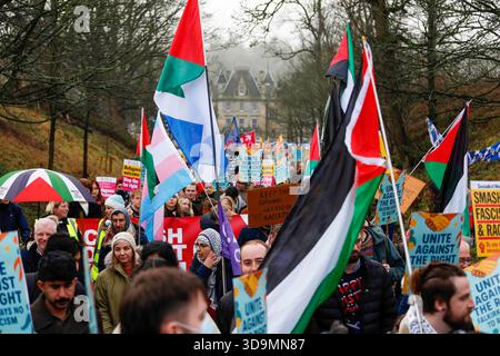 Falkirk, Schottland, Großbritannien. Dezember 2025. Demonstranten marschierten durch Falkirk im Rahmen der Kampagne „Falkirk für alle“, einer von der Gemeinde geführten Bewegung, die die Verlagerung von Flüchtlingen in das Cladhan Hotel unterstützte. Die Teilnehmer trafen sich, um Solidarität mit Asylbewerbern zu zeigen und Widerstand gegen ihre Unterbringung in der Stadt zu bekämpfen, indem sie Mitgefühl, Inklusion und ein einladendes Umfeld für diejenigen forderten, die Sicherheit suchen. Quelle: Jacob Hughes/Alamy Live News Stockfoto