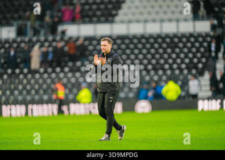 Derby, Großbritannien. Dezember 2025. Derby County Manager John Eustace applaudiert Fans am Ende des Sky Bet Championship Matches Derby County gegen Leicester City im Pride Park Stadium, Derby, Großbritannien, 6. Dezember 2025 (Foto: Maynard Manyowa/News Images) *** GER AUT SUI OUT *** in Derby, Großbritannien am 12.06.2025. (Foto: Maynard Manyowa/News Images/SIPA USA) Credit: SIPA USA/Alamy Live News Stockfoto