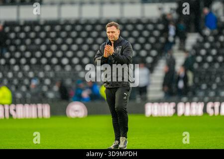 Derby, Großbritannien. Dezember 2025. Derby County Manager John Eustace applaudiert Fans am Ende des Sky Bet Championship Matches Derby County gegen Leicester City im Pride Park Stadium, Derby, Großbritannien, 6. Dezember 2025 (Foto: Maynard Manyowa/News Images) *** GER AUT SUI OUT *** in Derby, Großbritannien am 12.06.2025. (Foto: Maynard Manyowa/News Images/SIPA USA) Credit: SIPA USA/Alamy Live News Stockfoto