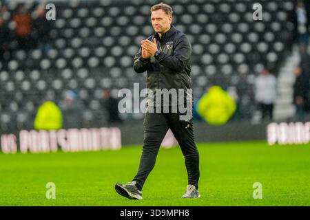 Derby, Großbritannien. Dezember 2025. Derby County Manager John Eustace applaudiert Fans am Ende des Sky Bet Championship Matches Derby County gegen Leicester City im Pride Park Stadium, Derby, Großbritannien, 6. Dezember 2025 (Foto: Maynard Manyowa/News Images) *** GER AUT SUI OUT *** in Derby, Großbritannien am 12.06.2025. (Foto: Maynard Manyowa/News Images/SIPA USA) Credit: SIPA USA/Alamy Live News Stockfoto