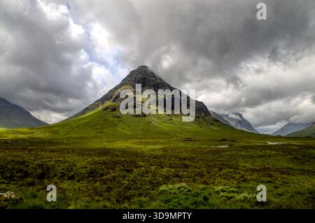 Glen Coe mit dunklem, stimmungsvollem Himmel schottisches Hochland Schottland Stockfoto