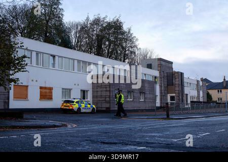 Falkirk, Schottland, Großbritannien. Dezember 2025. Demonstranten versammelten sich vor dem Cladhan Hotel in Falkirk, um sich gegen die Unterbringung von Asylbewerbern an diesem Ort zu wehren. Auf die Demonstration traf ein Gegenprotest, der von "Stand Up to Rassismus" organisiert wurde, dessen Unterstützer sich solidarisch mit den Migranten versammelten. Die Polizei war während der gesamten Zeit stark präsent, um Spannungen zu bewältigen und mögliche Zusammenstöße zwischen den beiden Gruppen zu verhindern. Quelle: Jacob Hughes/Alamy Live News Stockfoto