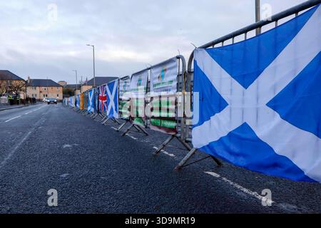 Falkirk, Schottland, Großbritannien. Dezember 2025. Demonstranten versammelten sich vor dem Cladhan Hotel in Falkirk, um sich gegen die Unterbringung von Asylbewerbern an diesem Ort zu wehren. Auf die Demonstration traf ein Gegenprotest, der von "Stand Up to Rassismus" organisiert wurde, dessen Unterstützer sich solidarisch mit den Migranten versammelten. Die Polizei war während der gesamten Zeit stark präsent, um Spannungen zu bewältigen und mögliche Zusammenstöße zwischen den beiden Gruppen zu verhindern. Quelle: Jacob Hughes/Alamy Live News Stockfoto