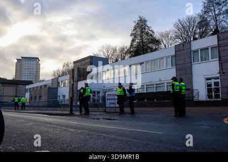 Falkirk, Schottland, Großbritannien. Dezember 2025. Demonstranten versammelten sich vor dem Cladhan Hotel in Falkirk, um sich gegen die Unterbringung von Asylbewerbern an diesem Ort zu wehren. Auf die Demonstration traf ein Gegenprotest, der von "Stand Up to Rassismus" organisiert wurde, dessen Unterstützer sich solidarisch mit den Migranten versammelten. Die Polizei war während der gesamten Zeit stark präsent, um Spannungen zu bewältigen und mögliche Zusammenstöße zwischen den beiden Gruppen zu verhindern. Quelle: Jacob Hughes/Alamy Live News Stockfoto