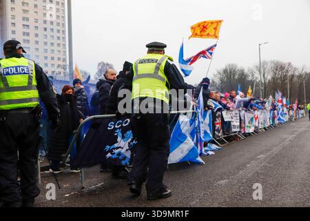 Falkirk, Schottland, Großbritannien. Dezember 2025. Demonstranten versammelten sich vor dem Cladhan Hotel in Falkirk, um sich gegen die Unterbringung von Asylbewerbern an diesem Ort zu wehren. Auf die Demonstration traf ein Gegenprotest, der von "Stand Up to Rassismus" organisiert wurde, dessen Unterstützer sich solidarisch mit den Migranten versammelten. Die Polizei war während der gesamten Zeit stark präsent, um Spannungen zu bewältigen und mögliche Zusammenstöße zwischen den beiden Gruppen zu verhindern. Quelle: Jacob Hughes/Alamy Live News Stockfoto