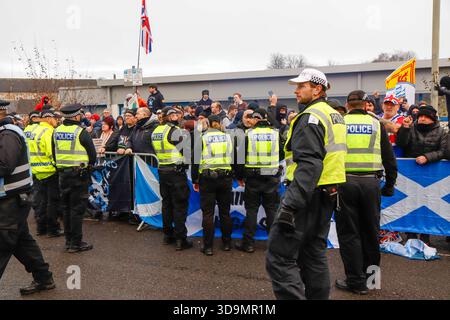 Falkirk, Schottland, Großbritannien. Dezember 2025. Demonstranten versammelten sich vor dem Cladhan Hotel in Falkirk, um sich gegen die Unterbringung von Asylbewerbern an diesem Ort zu wehren. Auf die Demonstration traf ein Gegenprotest, der von "Stand Up to Rassismus" organisiert wurde, dessen Unterstützer sich solidarisch mit den Migranten versammelten. Die Polizei war während der gesamten Zeit stark präsent, um Spannungen zu bewältigen und mögliche Zusammenstöße zwischen den beiden Gruppen zu verhindern. Quelle: Jacob Hughes/Alamy Live News Stockfoto