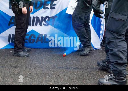 Falkirk, Schottland, Großbritannien. Dezember 2025. Demonstranten versammelten sich vor dem Cladhan Hotel in Falkirk, um sich gegen die Unterbringung von Asylbewerbern an diesem Ort zu wehren. Auf die Demonstration traf ein Gegenprotest, der von "Stand Up to Rassismus" organisiert wurde, dessen Unterstützer sich solidarisch mit den Migranten versammelten. Die Polizei war während der gesamten Zeit stark präsent, um Spannungen zu bewältigen und mögliche Zusammenstöße zwischen den beiden Gruppen zu verhindern. Quelle: Jacob Hughes/Alamy Live News Stockfoto