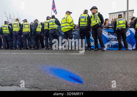 Falkirk, Schottland, Großbritannien. Dezember 2025. Demonstranten versammelten sich vor dem Cladhan Hotel in Falkirk, um sich gegen die Unterbringung von Asylbewerbern an diesem Ort zu wehren. Auf die Demonstration traf ein Gegenprotest, der von "Stand Up to Rassismus" organisiert wurde, dessen Unterstützer sich solidarisch mit den Migranten versammelten. Die Polizei war während der gesamten Zeit stark präsent, um Spannungen zu bewältigen und mögliche Zusammenstöße zwischen den beiden Gruppen zu verhindern. Quelle: Jacob Hughes/Alamy Live News Stockfoto