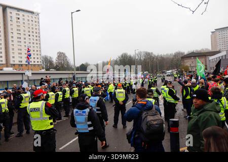 Falkirk, Schottland, Großbritannien. Dezember 2025. Demonstranten versammelten sich vor dem Cladhan Hotel in Falkirk, um sich gegen die Unterbringung von Asylbewerbern an diesem Ort zu wehren. Auf die Demonstration traf ein Gegenprotest, der von "Stand Up to Rassismus" organisiert wurde, dessen Unterstützer sich solidarisch mit den Migranten versammelten. Die Polizei war während der gesamten Zeit stark präsent, um Spannungen zu bewältigen und mögliche Zusammenstöße zwischen den beiden Gruppen zu verhindern. Quelle: Jacob Hughes/Alamy Live News Stockfoto