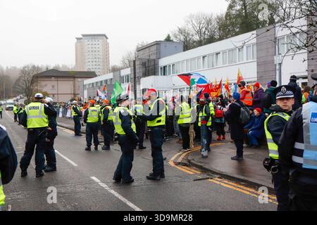 Falkirk, Schottland, Großbritannien. Dezember 2025. Demonstranten versammelten sich vor dem Cladhan Hotel in Falkirk, um sich gegen die Unterbringung von Asylbewerbern an diesem Ort zu wehren. Auf die Demonstration traf ein Gegenprotest, der von "Stand Up to Rassismus" organisiert wurde, dessen Unterstützer sich solidarisch mit den Migranten versammelten. Die Polizei war während der gesamten Zeit stark präsent, um Spannungen zu bewältigen und mögliche Zusammenstöße zwischen den beiden Gruppen zu verhindern. Quelle: Jacob Hughes/Alamy Live News Stockfoto