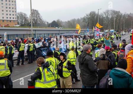 Falkirk, Schottland, Großbritannien. Dezember 2025. Demonstranten versammelten sich vor dem Cladhan Hotel in Falkirk, um sich gegen die Unterbringung von Asylbewerbern an diesem Ort zu wehren. Auf die Demonstration traf ein Gegenprotest, der von "Stand Up to Rassismus" organisiert wurde, dessen Unterstützer sich solidarisch mit den Migranten versammelten. Die Polizei war während der gesamten Zeit stark präsent, um Spannungen zu bewältigen und mögliche Zusammenstöße zwischen den beiden Gruppen zu verhindern. Quelle: Jacob Hughes/Alamy Live News Stockfoto