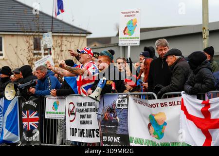 Falkirk, Schottland, Großbritannien. Dezember 2025. Demonstranten versammelten sich vor dem Cladhan Hotel in Falkirk, um sich gegen die Unterbringung von Asylbewerbern an diesem Ort zu wehren. Auf die Demonstration traf ein Gegenprotest, der von "Stand Up to Rassismus" organisiert wurde, dessen Unterstützer sich solidarisch mit den Migranten versammelten. Die Polizei war während der gesamten Zeit stark präsent, um Spannungen zu bewältigen und mögliche Zusammenstöße zwischen den beiden Gruppen zu verhindern. Quelle: Jacob Hughes/Alamy Live News Stockfoto