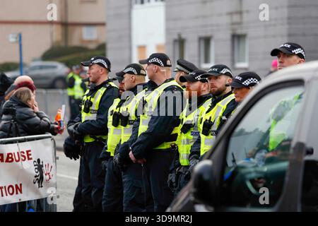 Falkirk, Schottland, Großbritannien. Dezember 2025. Demonstranten versammelten sich vor dem Cladhan Hotel in Falkirk, um sich gegen die Unterbringung von Asylbewerbern an diesem Ort zu wehren. Auf die Demonstration traf ein Gegenprotest, der von "Stand Up to Rassismus" organisiert wurde, dessen Unterstützer sich solidarisch mit den Migranten versammelten. Die Polizei war während der gesamten Zeit stark präsent, um Spannungen zu bewältigen und mögliche Zusammenstöße zwischen den beiden Gruppen zu verhindern. Quelle: Jacob Hughes/Alamy Live News Stockfoto