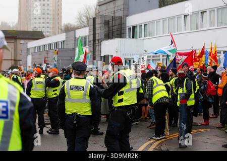 Falkirk, Schottland, Großbritannien. Dezember 2025. Demonstranten versammelten sich vor dem Cladhan Hotel in Falkirk, um sich gegen die Unterbringung von Asylbewerbern an diesem Ort zu wehren. Auf die Demonstration traf ein Gegenprotest, der von "Stand Up to Rassismus" organisiert wurde, dessen Unterstützer sich solidarisch mit den Migranten versammelten. Die Polizei war während der gesamten Zeit stark präsent, um Spannungen zu bewältigen und mögliche Zusammenstöße zwischen den beiden Gruppen zu verhindern. Quelle: Jacob Hughes/Alamy Live News Stockfoto