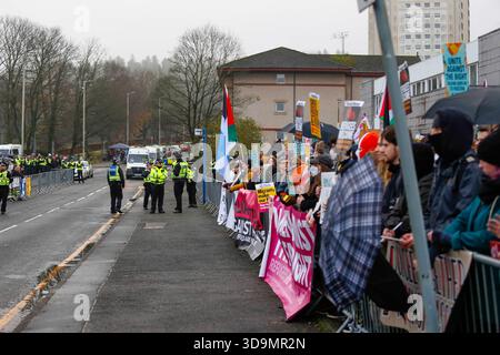 Falkirk, Schottland, Großbritannien. Dezember 2025. Demonstranten versammelten sich vor dem Cladhan Hotel in Falkirk, um sich gegen die Unterbringung von Asylbewerbern an diesem Ort zu wehren. Auf die Demonstration traf ein Gegenprotest, der von "Stand Up to Rassismus" organisiert wurde, dessen Unterstützer sich solidarisch mit den Migranten versammelten. Die Polizei war während der gesamten Zeit stark präsent, um Spannungen zu bewältigen und mögliche Zusammenstöße zwischen den beiden Gruppen zu verhindern. Quelle: Jacob Hughes/Alamy Live News Stockfoto