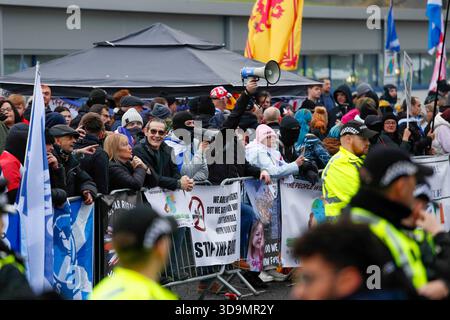Falkirk, Schottland, Großbritannien. Dezember 2025. Demonstranten versammelten sich vor dem Cladhan Hotel in Falkirk, um sich gegen die Unterbringung von Asylbewerbern an diesem Ort zu wehren. Auf die Demonstration traf ein Gegenprotest, der von "Stand Up to Rassismus" organisiert wurde, dessen Unterstützer sich solidarisch mit den Migranten versammelten. Die Polizei war während der gesamten Zeit stark präsent, um Spannungen zu bewältigen und mögliche Zusammenstöße zwischen den beiden Gruppen zu verhindern. Quelle: Jacob Hughes/Alamy Live News Stockfoto