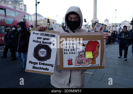 LONDON, Vereinigtes Königreich. Dezember 2025. Eine Massendemonstration von Hongkongern in Großbritannien im Whitehall, die gegen den Plan der chinesischen Botschaft in London protestieren. Quelle: Ian Bozic/Alamy Live News Stockfoto