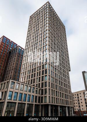 Modernes Hochhaus im Zentrum von Manchester mit moderner urbaner Architektur vor bedecktem Himmel Stockfoto