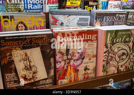 Barnes & Noble Booksellers auf der Fifth Avenue in New York City bietet eine große Auswahl an Büchern und Zeitschriften, USA 2025 Stockfoto