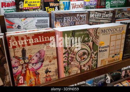 Barnes & Noble Booksellers auf der Fifth Avenue in New York City bietet eine große Auswahl an Büchern und Zeitschriften, USA 2025 Stockfoto