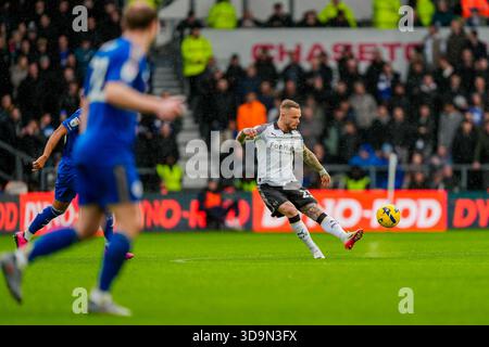 Derby, Großbritannien. Dezember 2025. Joe Ward aus Derby County schlägt beim Sky Bet Championship Match Derby County gegen Leicester City im Pride Park Stadium, Derby, Vereinigtes Königreich, 6. Dezember 2025 (Foto: Maynard Manyowa/News Images) *** GER AUT SUI OUT *** in Derby, Vereinigtes Königreich am 12.06.2025. (Foto: Maynard Manyowa/News Images/SIPA USA) Credit: SIPA USA/Alamy Live News Stockfoto