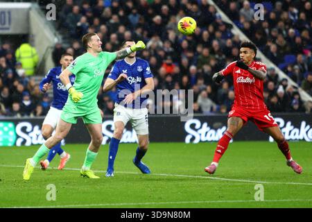 Liverpool, Großbritannien. Dezember 2025. Jordan Pickford, Torhüter von Everton, schlägt den Ball während des Spiels Everton gegen Nottingham Forest Premier League am 6. Dezember 2025 im Hill Dickinson Stadium, Liverpool, England. Credit: Luke Williams/Every Second Media Credit: Every Second Media/Alamy Live News Stockfoto