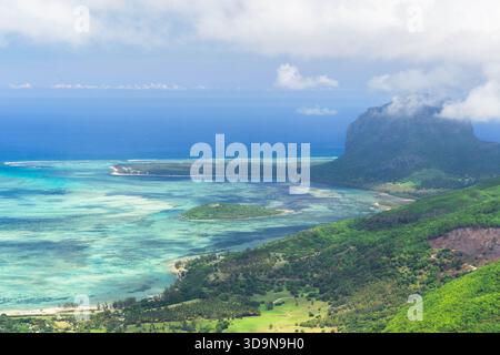 Blick aus der Vogelperspektive auf Lagune, Korallenriffe und den berühmten Le Morne Brabant Berg an der Südwestküste von Mauritius, Indischer Ozean Stockfoto