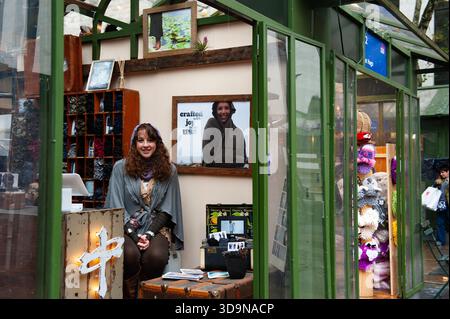 Ägyptische Frau, die Waren in New York verkauft Stockfoto