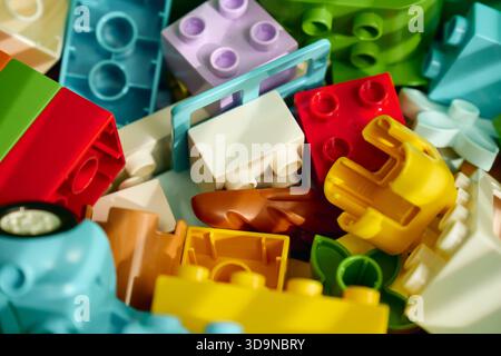 Tyumen, Russland, 8. Juli 2025: Bunte Bausteine Lego bieten endlose Spielmöglichkeiten in einem lebendigen Kunststoff Stockfoto