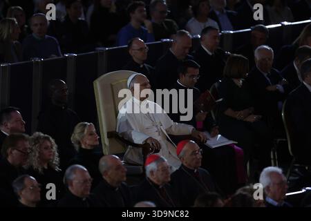 Vatikanstadt, Italien. Dezember 2025. Vatikanstadt, Italien - 6. Dezember 2025: Papst Leo XIV. Nimmt an dem Konzert für die Armen mit dem kanadischen Sänger Michael Steven Buble und Serena Autieri im Paul VI.-Saal im Vatikan Teil. Quelle: Unabhängige Fotoagentur/Alamy Live News Stockfoto