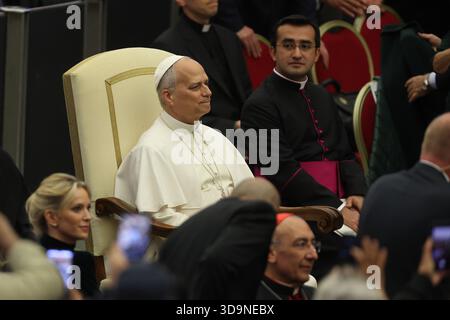 Vatikanstadt, Italien. Dezember 2025. Vatikanstadt, Italien - 6. Dezember 2025: Papst Leo XIV. Nimmt an dem Konzert für die Armen mit dem kanadischen Sänger Michael Steven Buble und Serena Autieri im Paul VI.-Saal im Vatikan Teil. Quelle: Unabhängige Fotoagentur/Alamy Live News Stockfoto