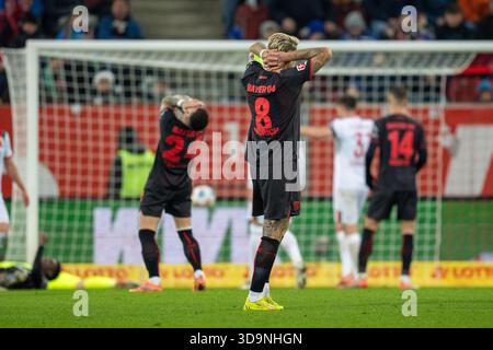 AUGSBURG - 6. DEZEMBER 2025: Robert Andrich von Bayer 04 Leverkusen reagiert auf das Bundesliga-Spiel zwischen dem FC Augsburg und Bayer 04 Leverkusen in der WWK Arena. Stockfoto