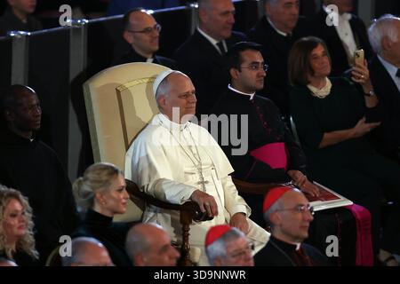 Vatikanstadt, Italien. Dezember 2025. Vatikanstadt, Italien - 6. Dezember 2025: Papst Leo XIV. Nimmt an dem Konzert für die Armen mit dem kanadischen Sänger Michael Steven Buble und Serena Autieri im Paul VI.-Saal im Vatikan Teil. Quelle: Unabhängige Fotoagentur/Alamy Live News Stockfoto